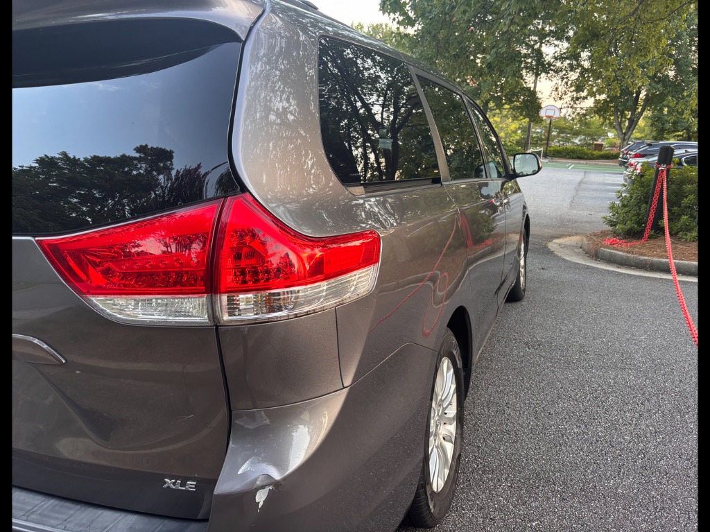 2011 Toyota Sienna XLE - Photo 10