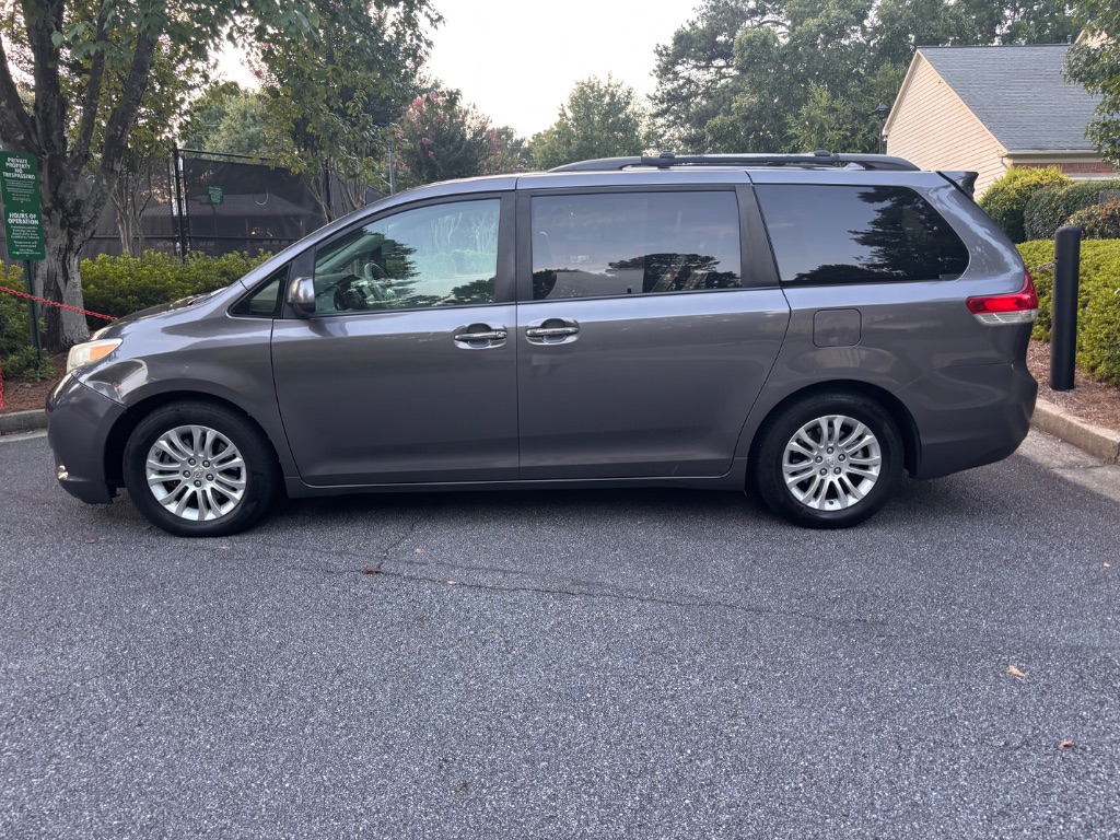 2011 Toyota Sienna XLE - Photo 15