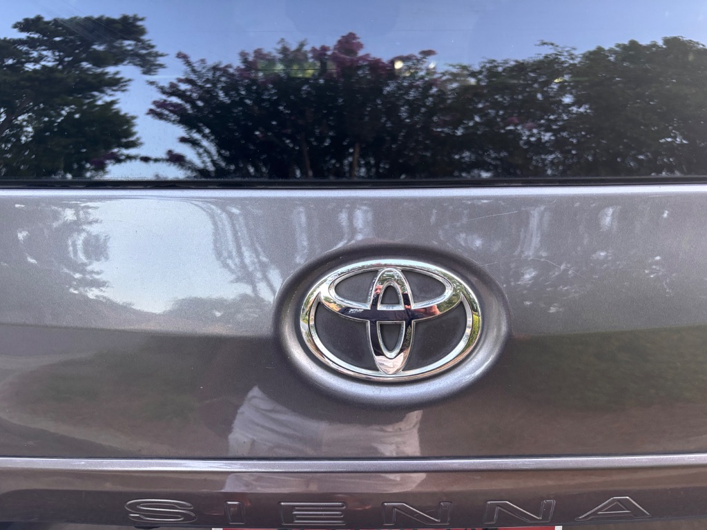 2011 Toyota Sienna XLE - Photo 14
