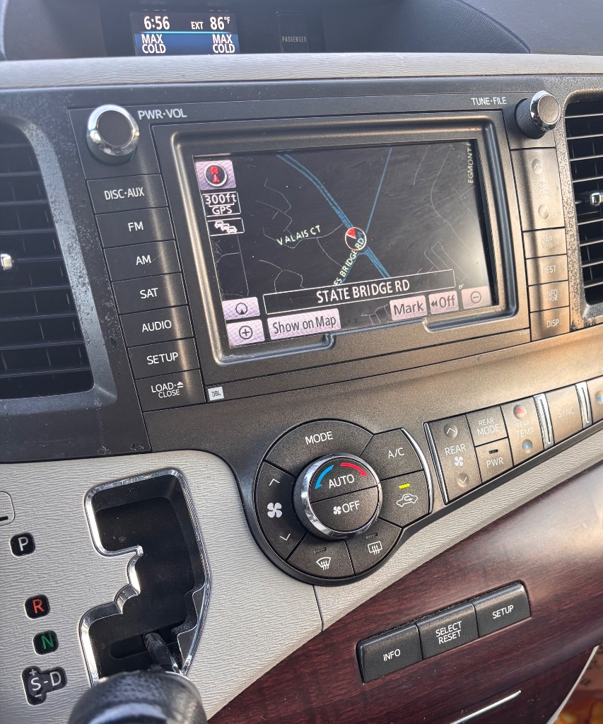 2011 Toyota Sienna XLE - Photo 13