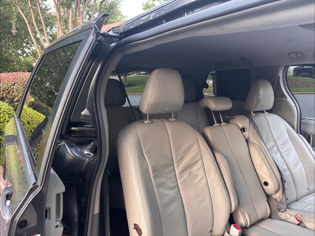 2011 Toyota Sienna XLE - Photo 7
