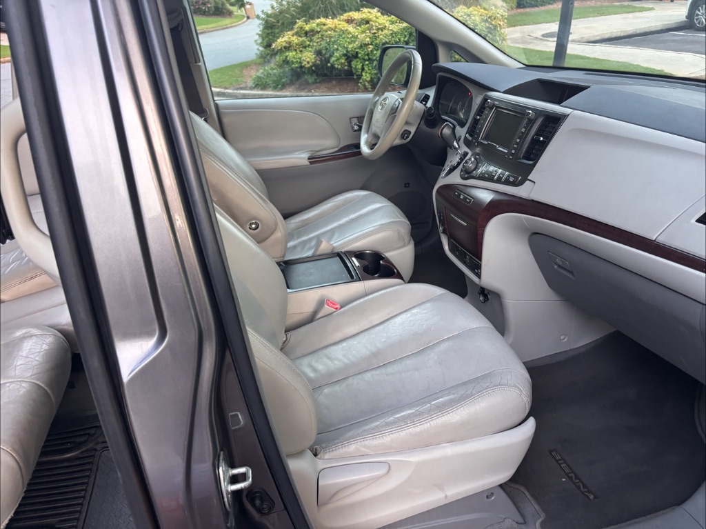 2011 Toyota Sienna XLE - Photo 6